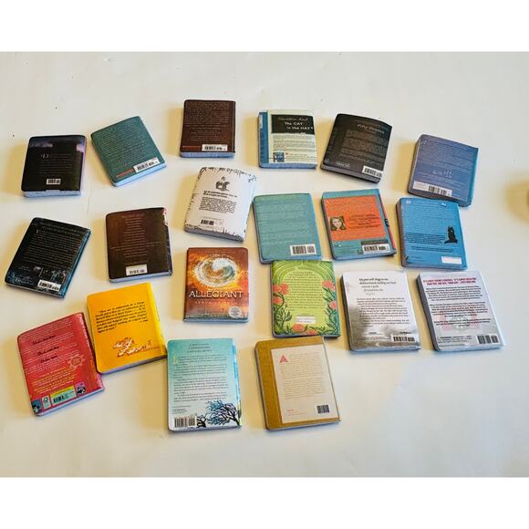 Collection of 20 miniature book models inside a vintage tin w magnifying glass - Picture 2 of 7